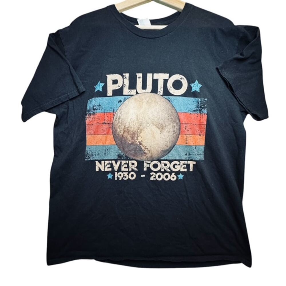 Never Forget Pluto Funny Retro Astronomy Space T-Shirt Port Co. Size XL Black